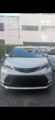 TOYOTA SIENNA 2.5 VVT-I HYBRID XLE CVT